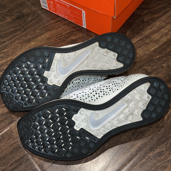 Nike Flyknit Racer 4.5 M 6 W Triple White Sail Pure Platinum - Picture 8 of 9